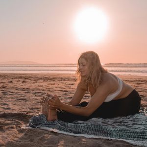 POSTURA DE LA PINZA , PACHIMOTANASANA