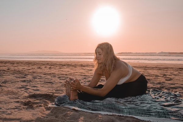 POSTURA DE LA PINZA , PACHIMOTANASANA